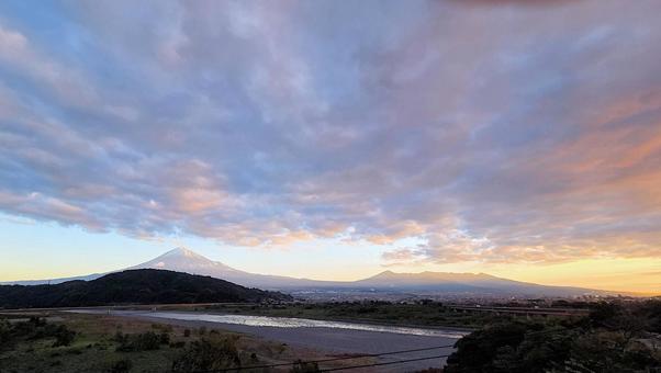 富士川サービスエリア朝　11月の富士山 富士山,秋,朝の写真素材