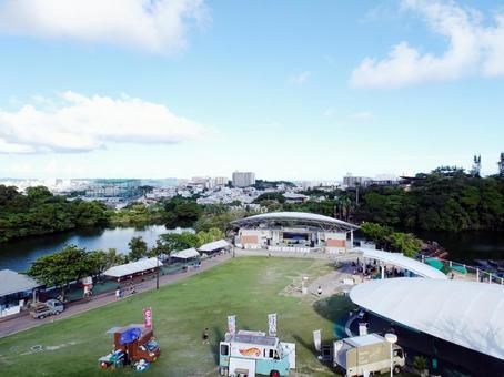 沖縄こどもの国と沖縄市の街並み 沖縄こどもの国と沖縄市の街並み 沖縄市の街並み,沖縄こどもの国,水とみどりの広場の写真素材