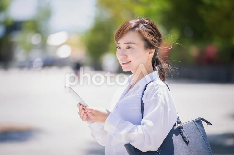 外回りするビジネスウーマン ビジネスウーマン,スマートフォン,女性の写真素材