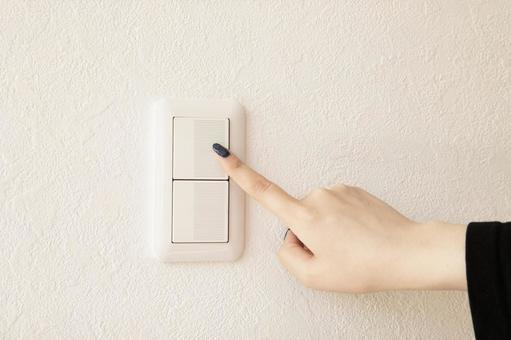 スイッチを押す手 室内,インテリア,部屋の写真素材
