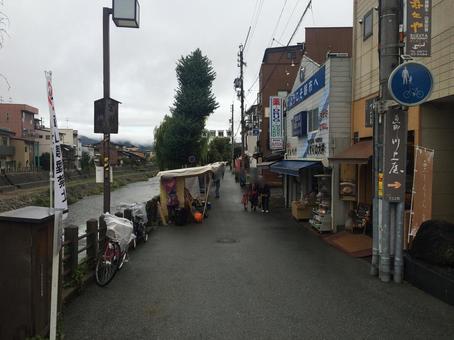 早朝で人がいない雨の宮川朝市の通りと宮川 早朝で人がいない雨の宮川朝市の通りと宮川の写真
