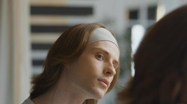 鏡を見ながらスキンケアする鏡に映ったヘアバンドをした男性 男性,外国人,欧米人の写真素材