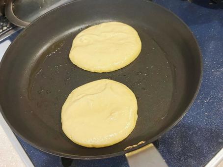 フライパンでパンケーキを焼く パンケーキ,ホットケーキ,手作りの写真素材