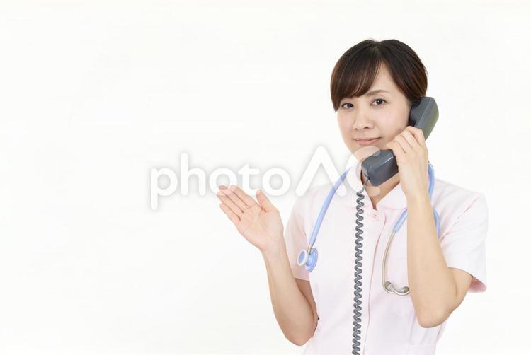 受話器を持つ笑顔の看護師 女性,女,看護師の写真素材