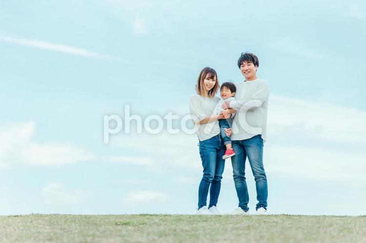 空と家族・ファミリー・赤ちゃん 家族,夫婦,赤ちゃんの写真素材