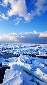 流氷ときれいな青空 流氷ときれいな青空の写真