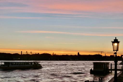 水の都ベネチアの夕暮れどき 水の都ベネチアの夕暮れどき ヴェネツィア,ベネチア,運河の写真素材