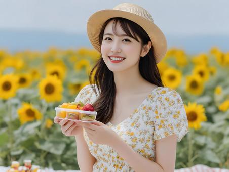 ひまわり園でランチタイム 笑顔の女性 ひまわり園でランチタイム 笑顔の女性の写真