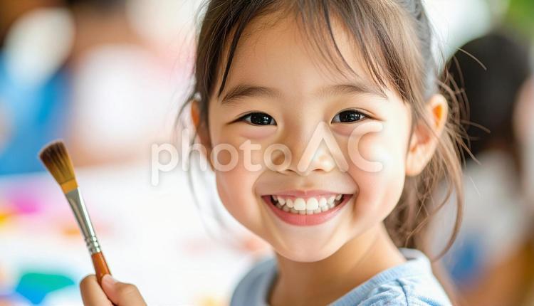 ペインティング中の日本人の子どもの笑顔 お絵描き,絵具,少女の写真素材