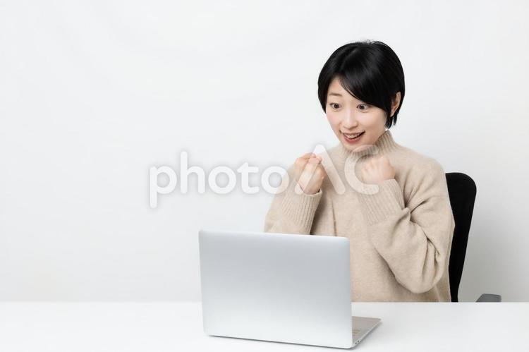 仕事で嬉しいことがあった女性（コピースペース） 女性,女子,女の写真素材