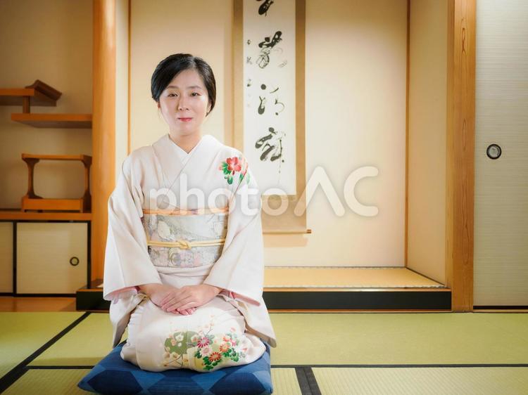 33：和服で微笑んでいる女性 着物,お座敷,伝統の写真素材