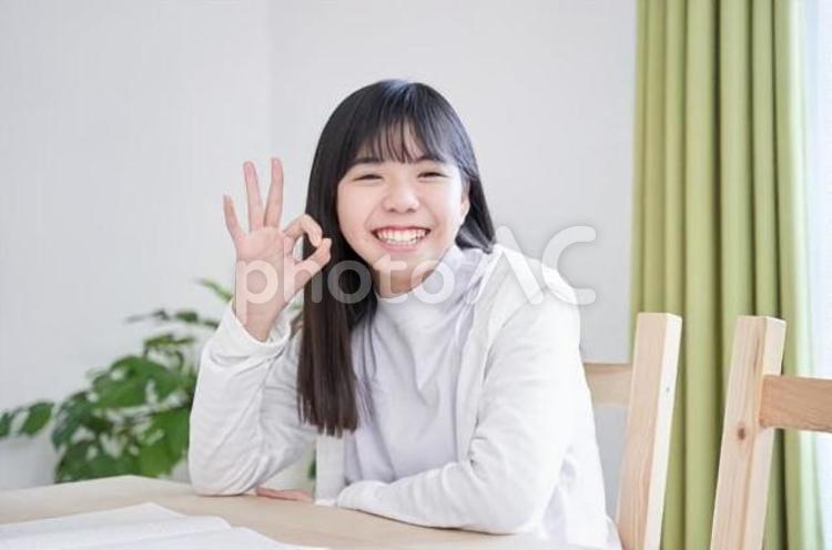 リビングで笑顔でOKサインを出す中学生 中学生,女子,日本人の写真素材