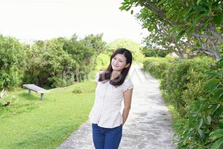公園を散策する女性 女性,笑顔,散歩の写真素材