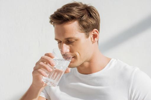 健康的なライフスタイル:水を飲む男性 健康的なライフスタイル:水を飲む男性の写真