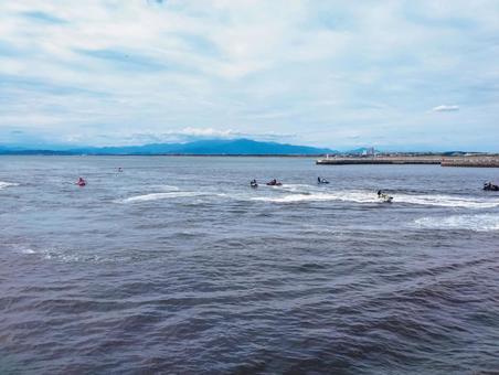 戯れる仲間たち 戯れる仲間たち 水上バイク,水遊び,海の写真素材