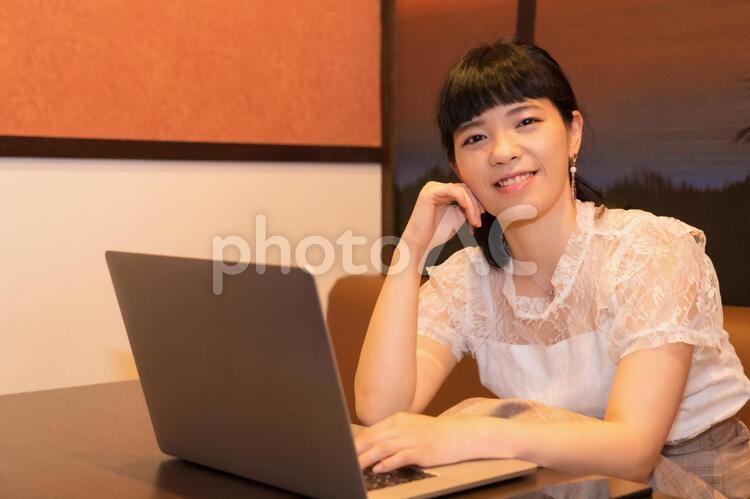 ノートパソコンと笑顔の女性 ノートパソコンと笑顔の女性 笑顔,ノートパソコン,リモートワークの写真素材