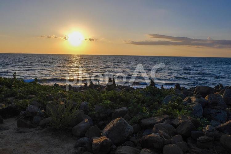 夕暮れの石積み 海,絶景,たそがれの写真素材