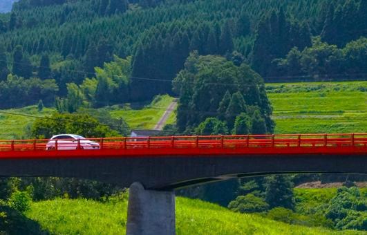 赤い橋と白い車 赤い橋と白い車の写真