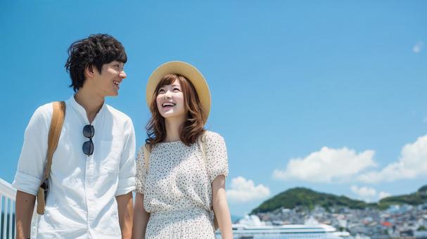 笑顔の仲良しカップルの夏 笑顔の仲良しカップルの夏の写真