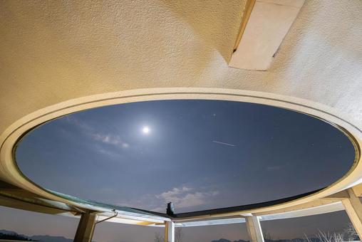 秋吉台の展望台から見る冬の星空 秋吉台の展望台から見る冬の星空 山口,山口県,秋吉台の写真素材