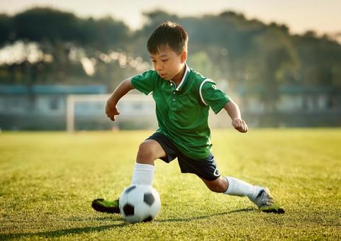 サッカーをする少年 サッカーをする少年の写真