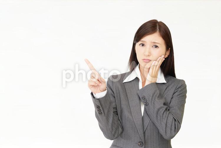不安そうな表情のビジネスウーマン 女性,ビジネウーマン,女の写真素材