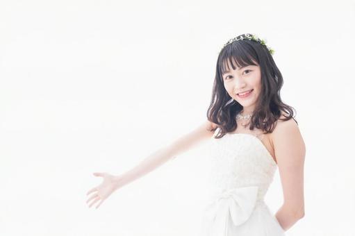 紹介をするドレス姿の花嫁 紹介をするドレス姿の花嫁 日本人,新婦,新生活の写真素材