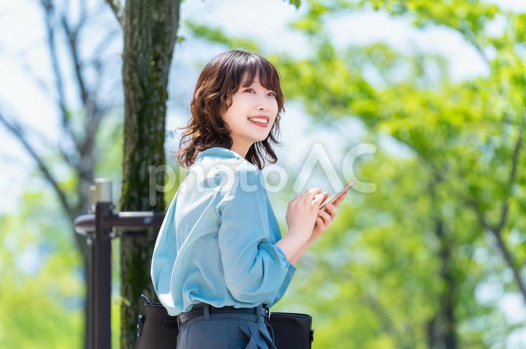 屋外でスマホを使う女性・ビジネスウーマン 女性,スマホ,スマートフォンの写真素材