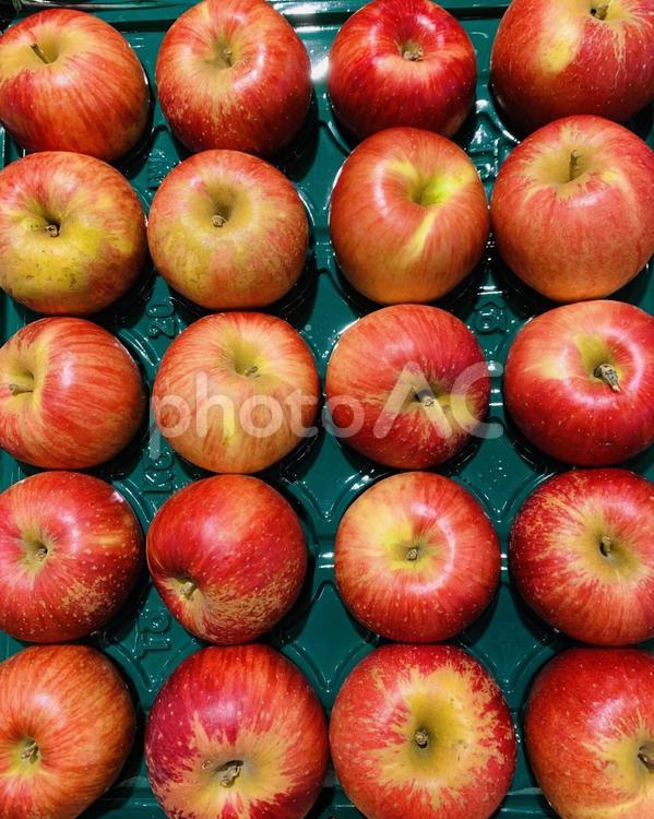 リンゴ　アップル　赤　果物　フルーツ　テクスチャ　背景　 りんご,アップル,appleの写真素材