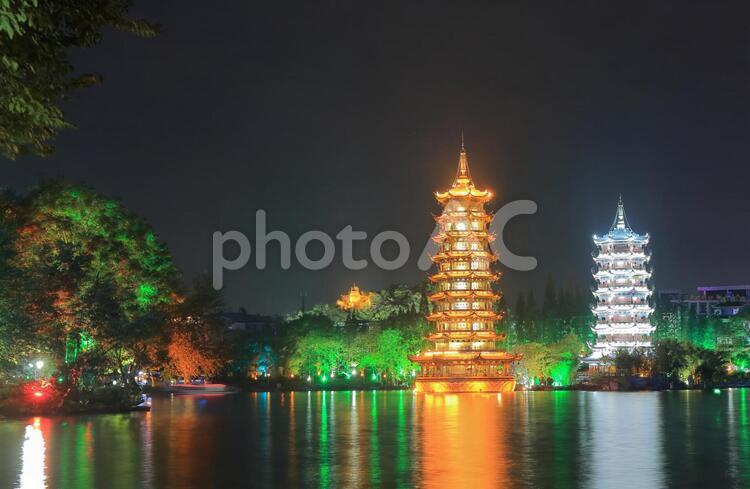 中国　桂林　杉湖の日月塔 桂林,中国,寺の写真素材