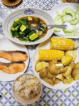 夏の食卓 夏の食卓 ジャガイモ,トウモロコシ,コーンの写真素材