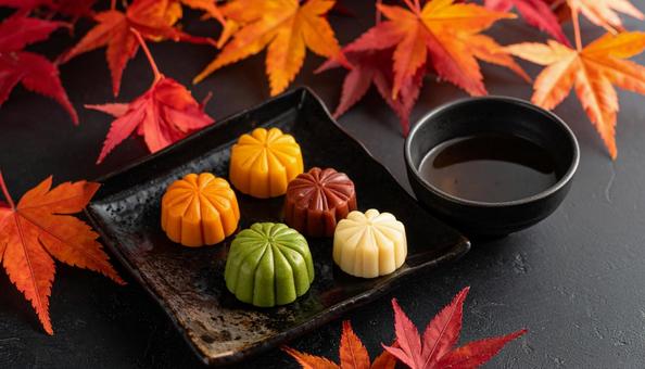 秋の紅葉と和菓子 秋の紅葉と和菓子の写真