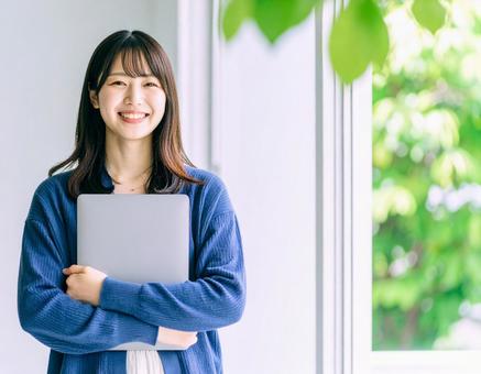 ノートパソコンを持つ女性4 ノートパソコンを持つ女性4の写真