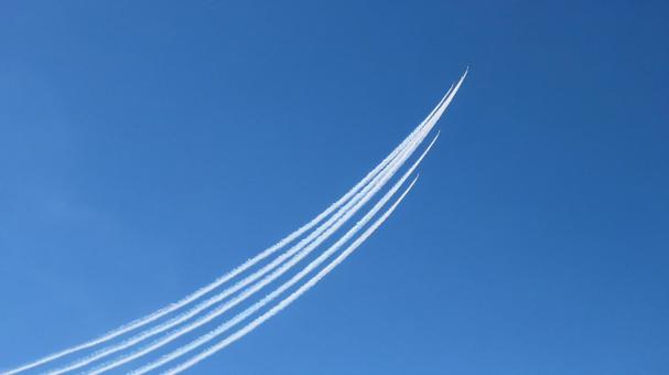空を翔けるブルーインパルスの軌跡 空を翔けるブルーインパルスの軌跡 ブルーインパルス,航空機,アクロバット飛行の写真素材