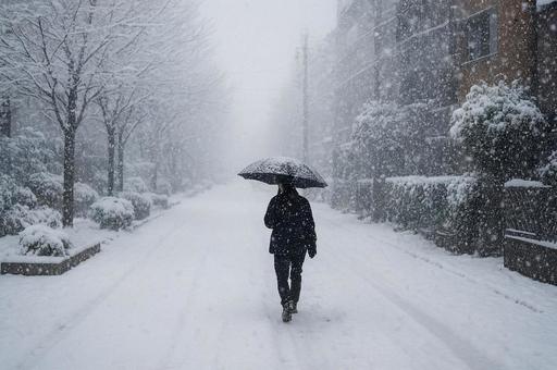 大雪の中歩く男性 大雪の中歩く男性の写真