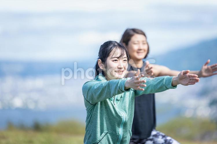 自然の中でスクワットをする女性たち（空） スクワット,筋トレ,トレーニングの写真素材