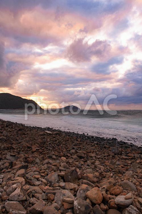 海岸から眺める夕暮れの景色 夕暮れ,夕焼け,夕日の写真素材