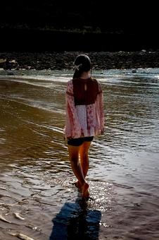 <素材>夏の砂浜を歩く女の子の後ろ姿 <素材>夏の砂浜を歩く女の子の後ろ姿 女性,海,海岸の写真素材