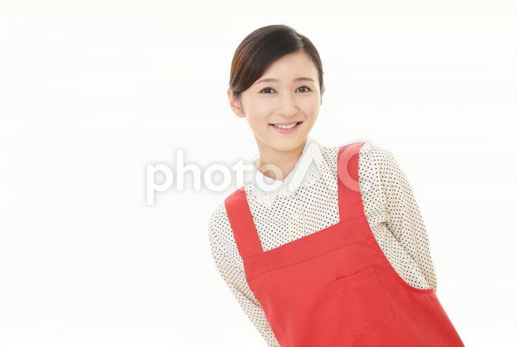 エプロンを着た笑顔の女性 女性,女,主婦の写真素材