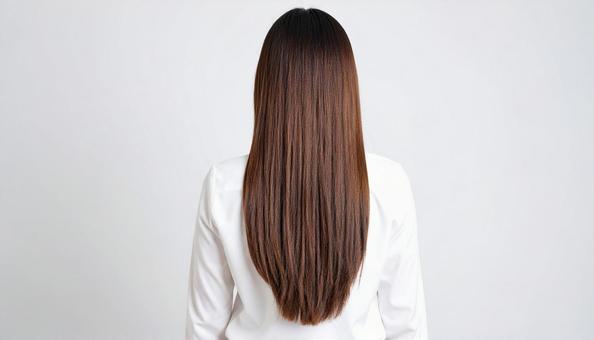 ロングヘアの日本人女性の後ろ姿 ロングヘアの日本人女性の後ろ姿の写真