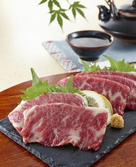 霜降り馬刺しと日本酒 馬刺し,馬肉,桜肉の写真素材