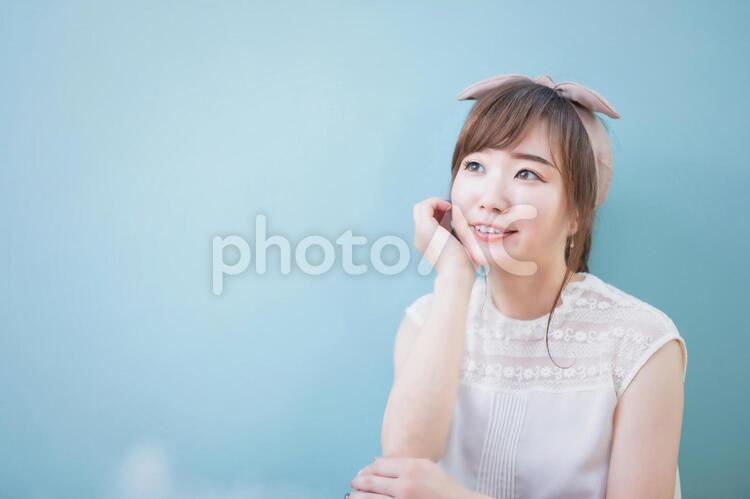 ワクワクしたことを考える笑顔の女性 女性,笑顔,考えるの写真素材