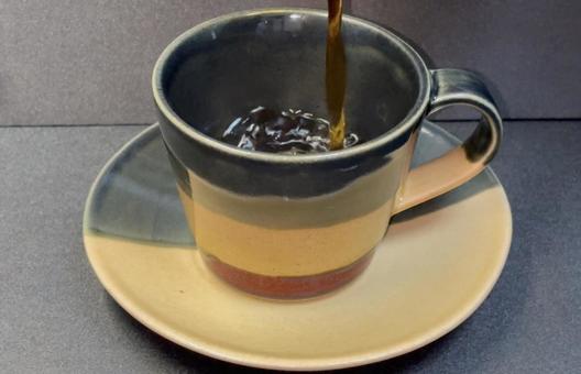 注がれるコーヒー 注がれるコーヒーの写真