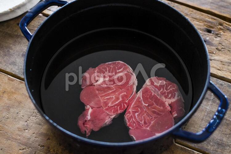 煮込み用牛すじ肉を鍋に入れる スジ肉,牛すじ肉,牛肉の写真素材