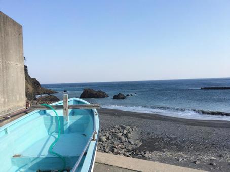 水色のボートと海 水色のボートと海の写真