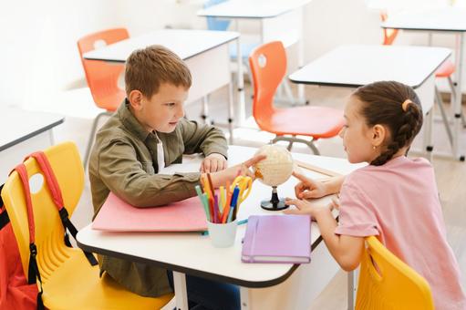 地球儀を指さして話す女の子と男の子 男の子,女の子,子どもの写真素材