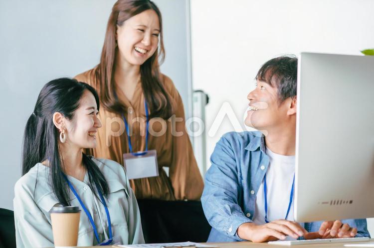 オンライン会議する男女の会社員 打ち合わせ,会議,オンライン会議の写真素材