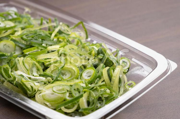 容器に入った刻み青ネギ 青ネギ,ネギ,食材の写真素材