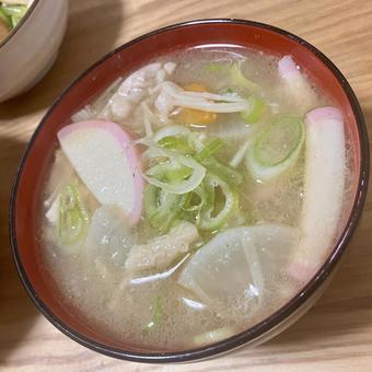 かまぼこと大根の入った豚汁 豚汁,味噌汁,和食の写真素材