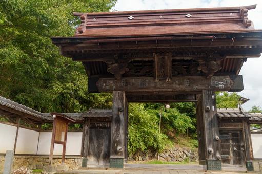 横湯山温泉寺の山門の写真